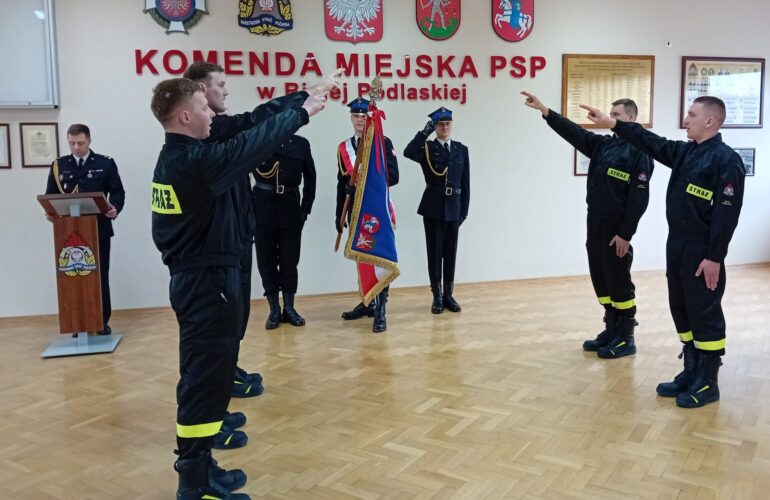 Fotografia przedstawia 5 nowych strażaków składających ślubowanie na sztandar KM PSP w Białej Podlaskiej